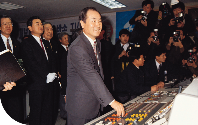 1991년 12월 9일, TV방송 개국 큐 버튼을 누르는 당시 윤세영 사장